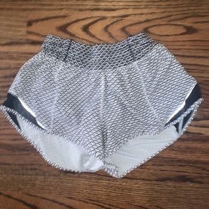 Lulu lemon hotty hot shorts size 4 b&w print